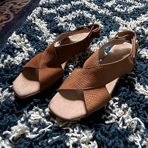 Munro Womens Jenny Brown tan embossed sandals size 7.5 - Picture 1 of 9